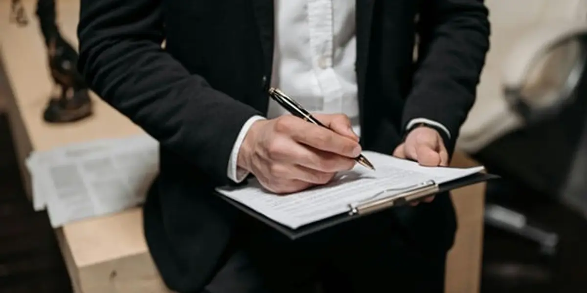 What to Do After a Car Accident and When to Call a Lawyer